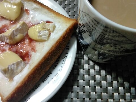 苺のチーズケーキをイメージしたチーズトースト